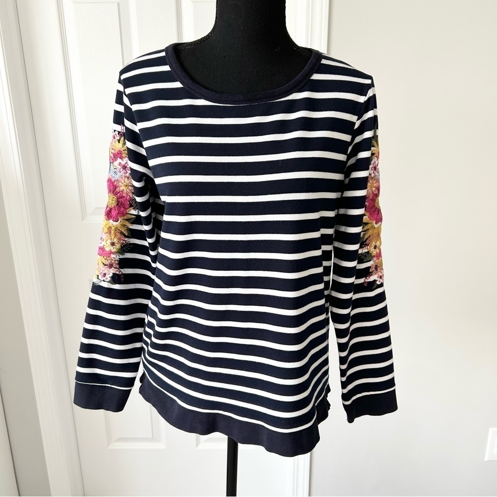Sfera Casual  Striped Embroidery Sleeve Top